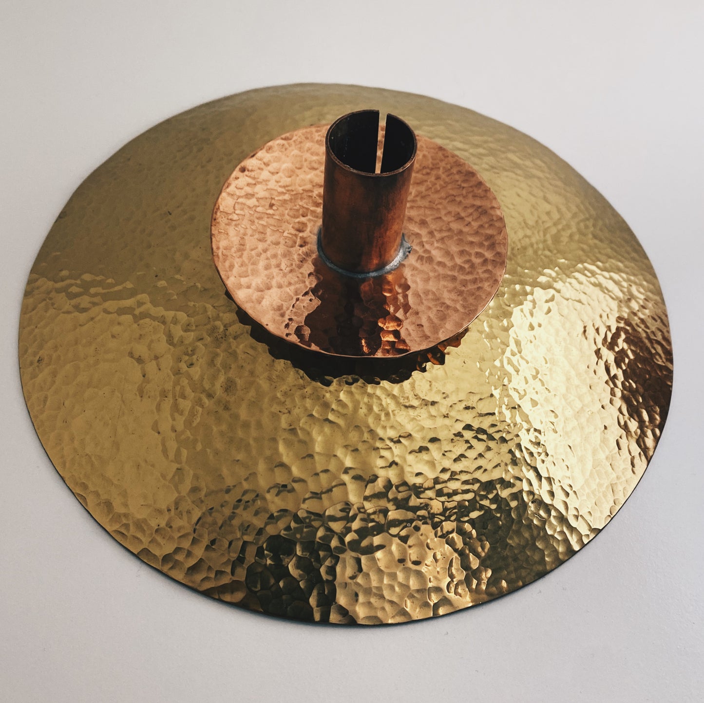 Handgetriebener Kerzenständer aus Messing und Kupfer