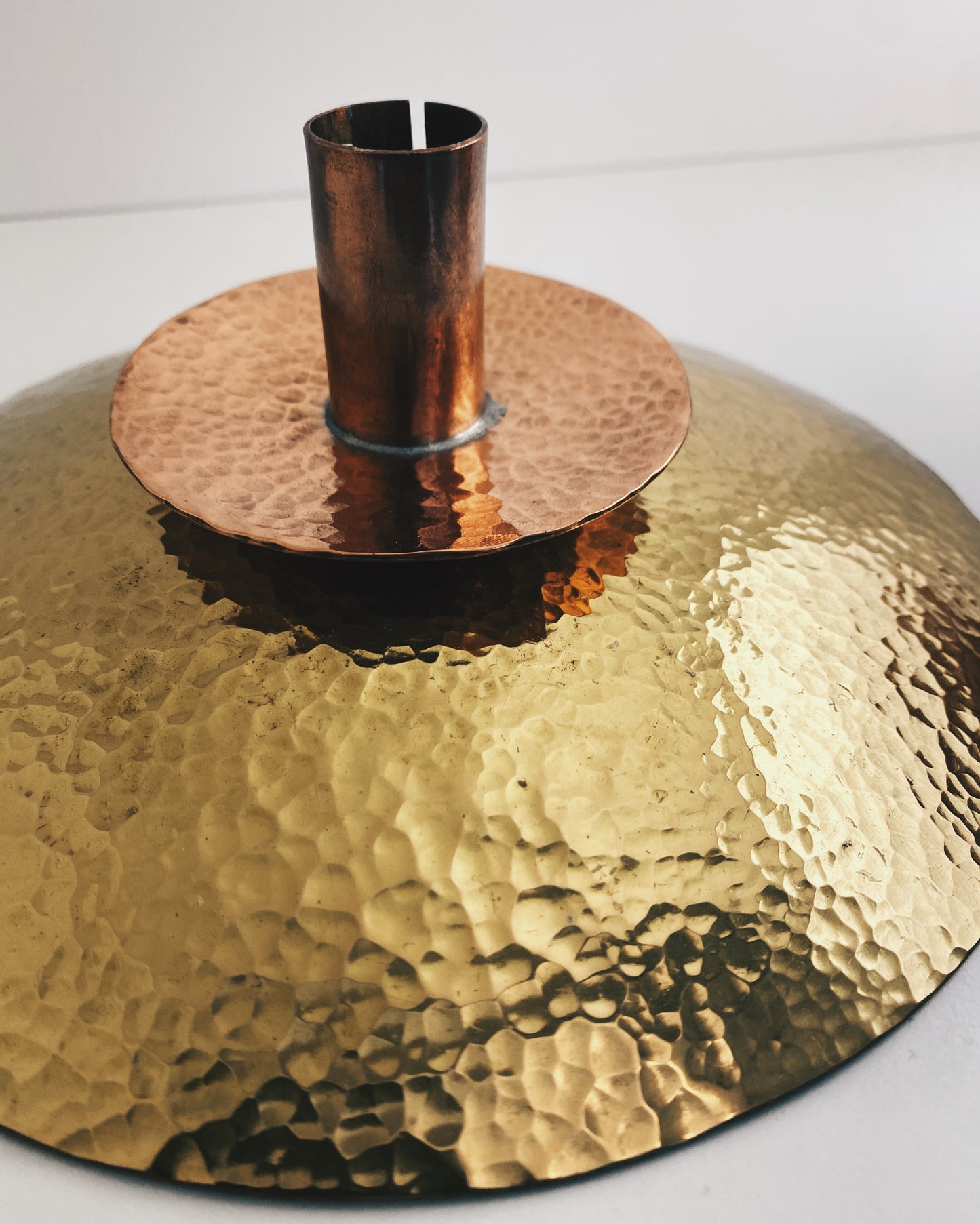 Handgetriebener Kerzenständer aus Messing und Kupfer