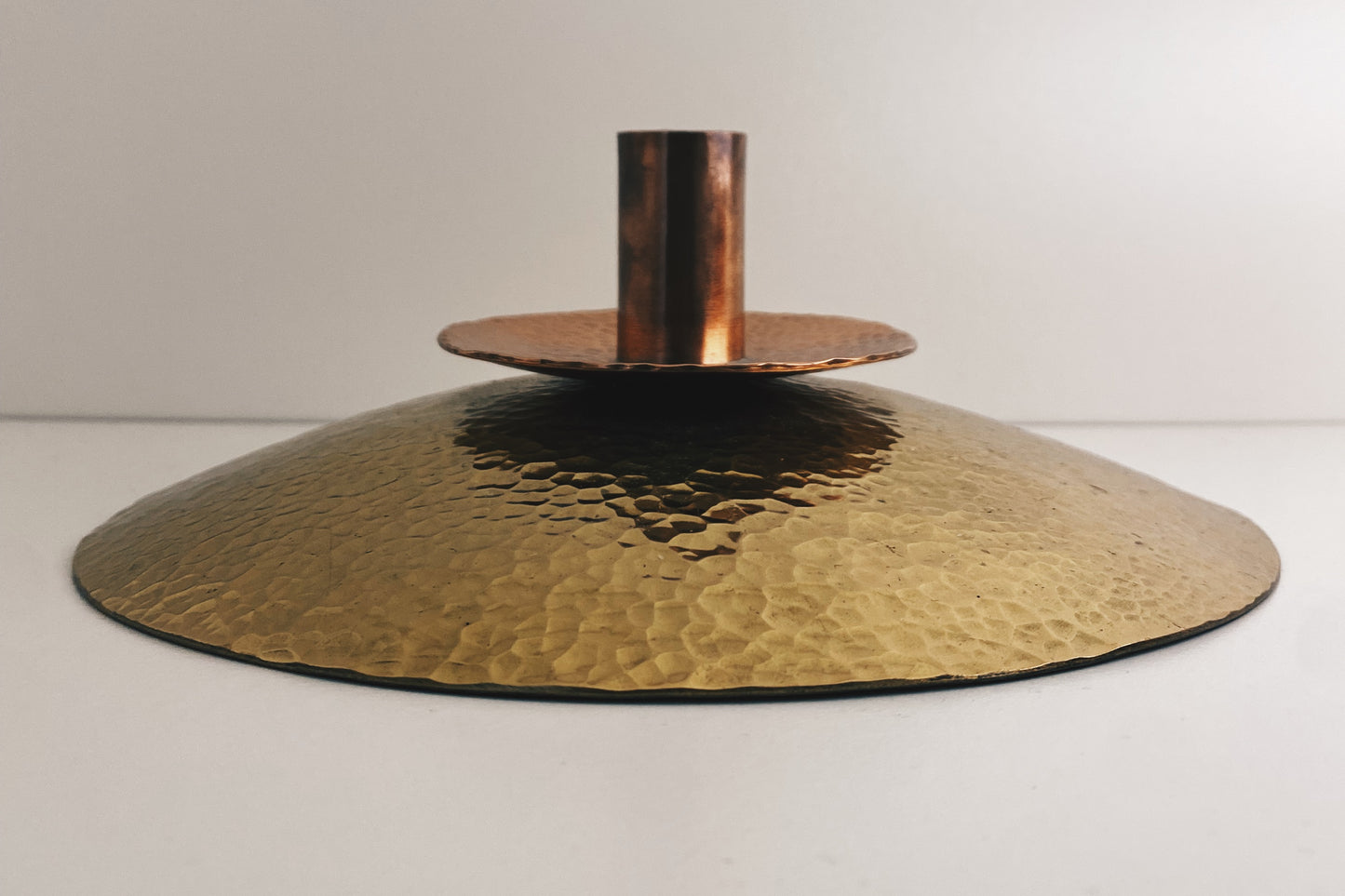 Handgetriebener Kerzenständer aus Messing und Kupfer