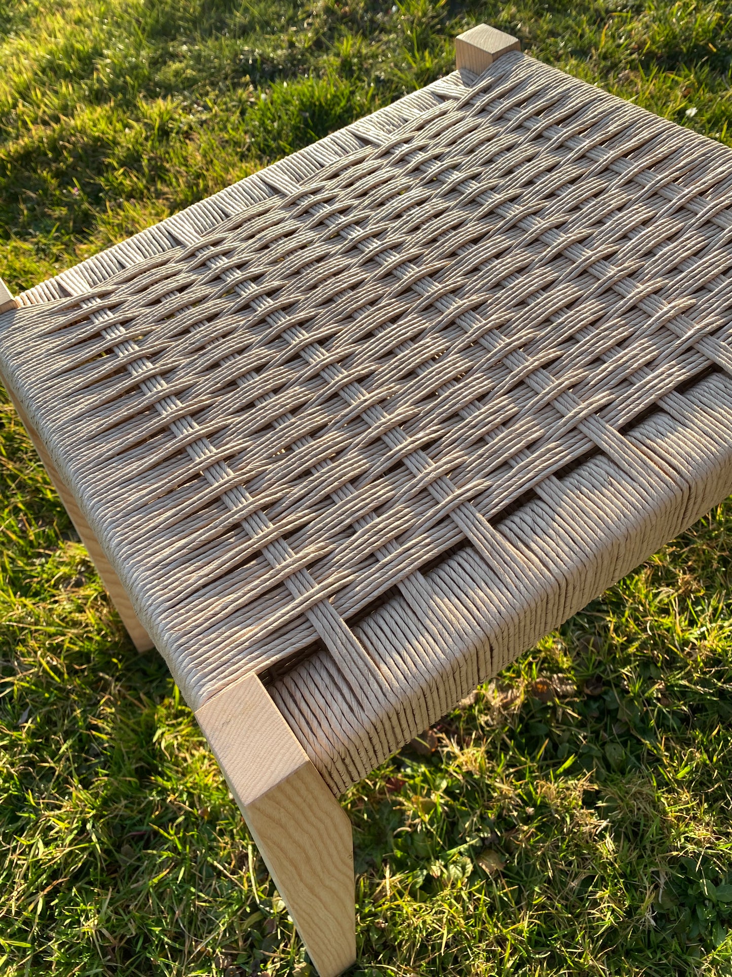 Handgefertigte Sitzbank aus Esche mit Papierkordel