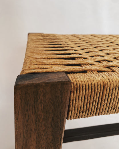 Handgewebte Sitzbank aus Nussbaum und Papierkordel