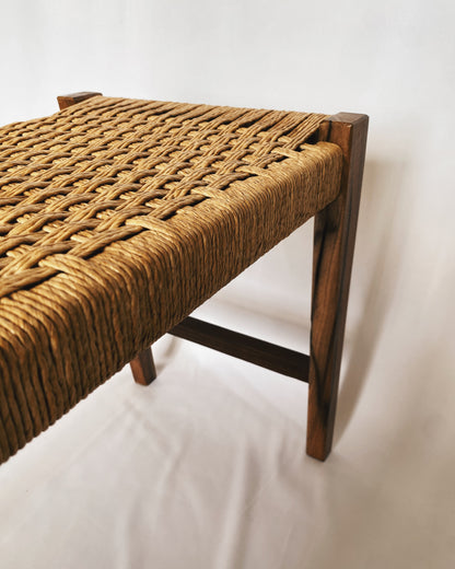 Handgewebte Sitzbank aus Nussbaum und Papierkordel