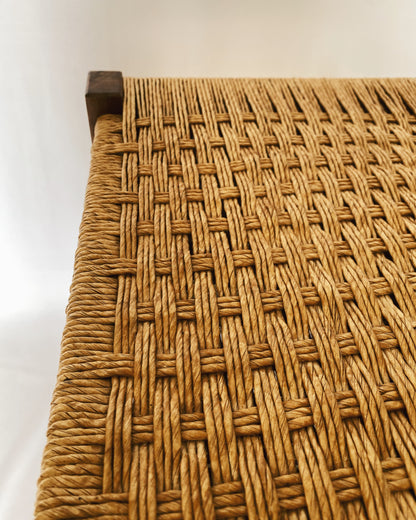 Handgewebte Sitzbank aus Nussbaum und Papierkordel