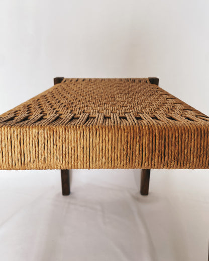 Handgewebte Sitzbank aus Nussbaum und Papierkordel