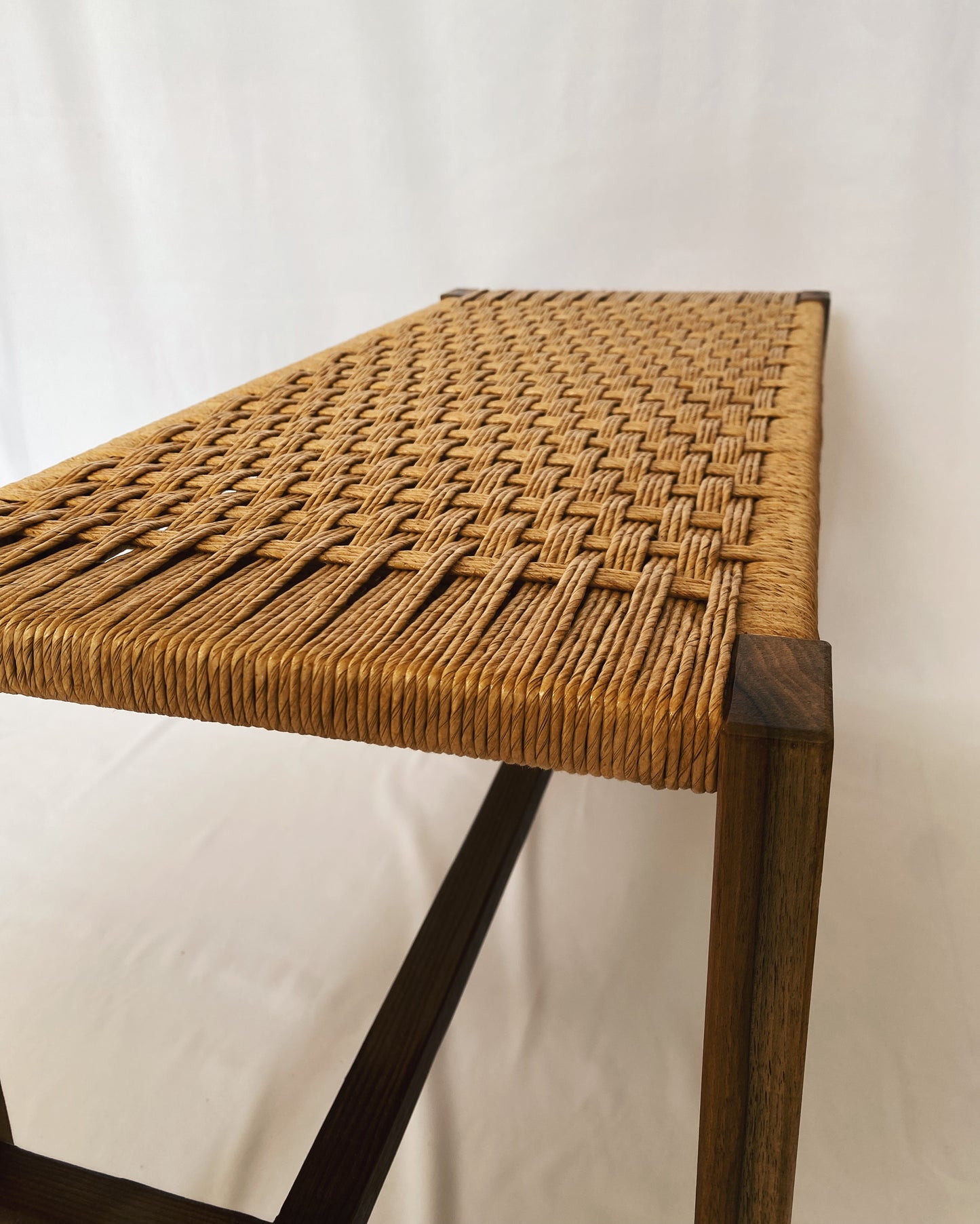 Handgewebte Sitzbank aus Nussbaum und Papierkordel