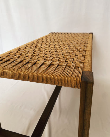 Handgewebte Sitzbank aus Nussbaum und Papierkordel