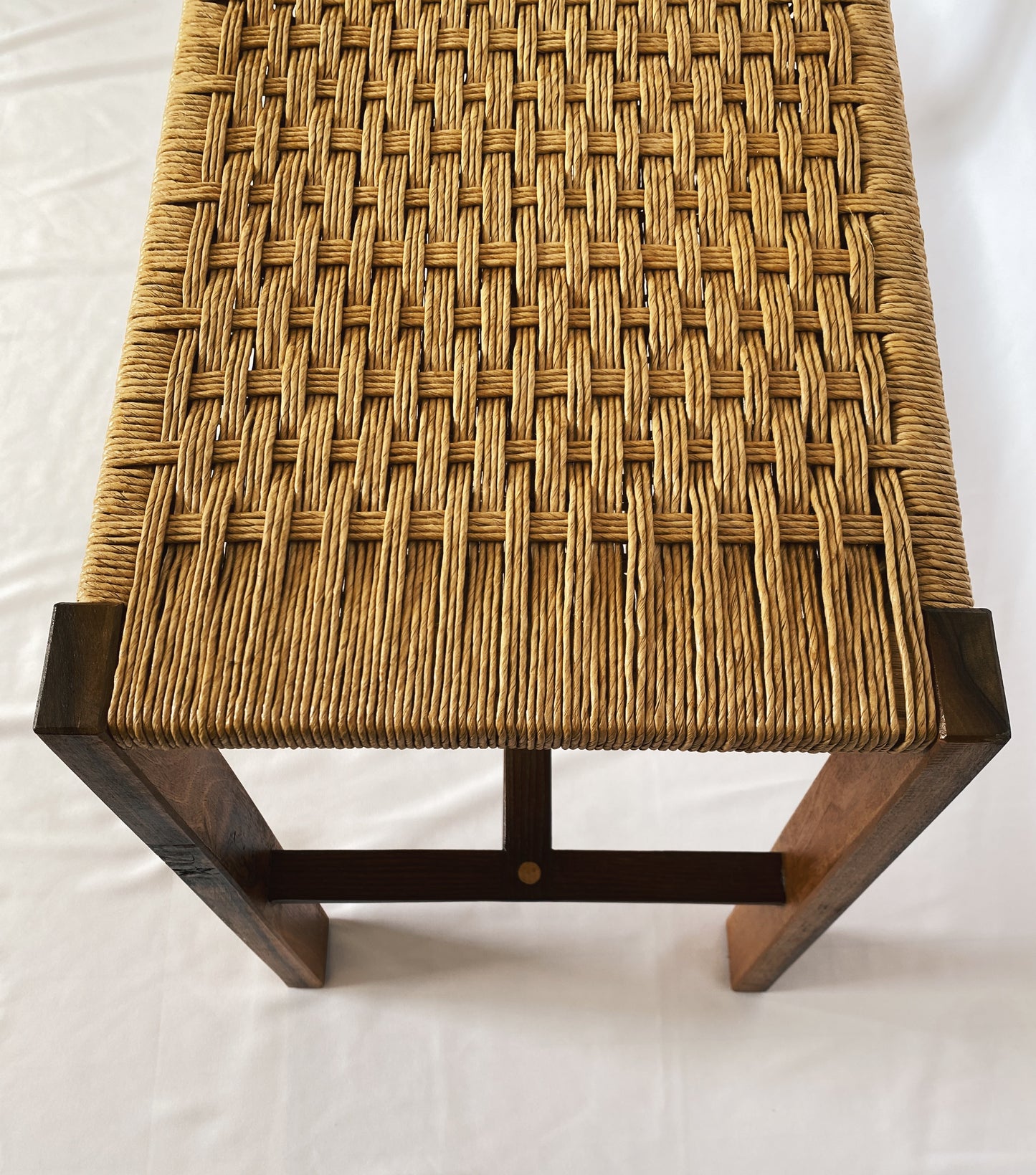 Handgewebte Sitzbank aus Nussbaum und Papierkordel